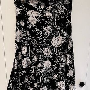 Black and white Lularoe skirt in size medium. Perfect for any occasion!